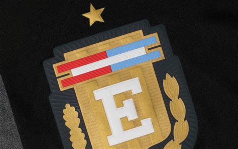 Escudo inédito dual y bolsillo la camiseta de Estudiantes en homenaje