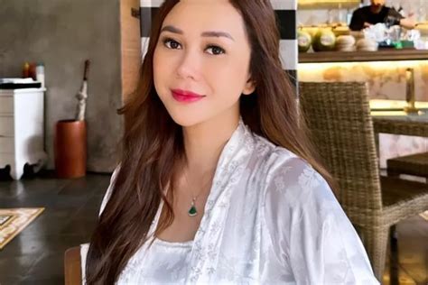 Menarik Inilah Profil Aura Kasih Artis Yang Jadi Ibu Tunggal Usai