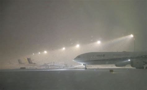 新千歳空港で大雪、百便超欠航→降雪と強風では仕方ない。