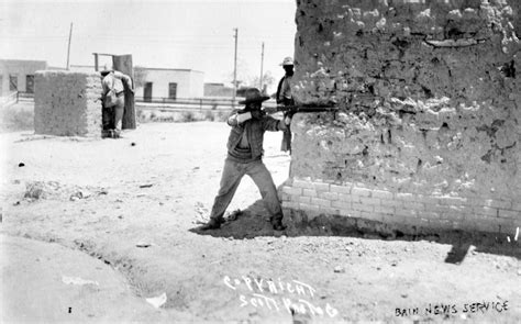 Revolucionarios escenificando la batalla de Ciudad Juárez Bain News