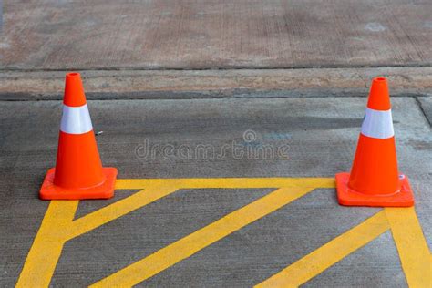 Estacionamiento Con Cono De Tráfico En Calle Uso Señal De Advertencia