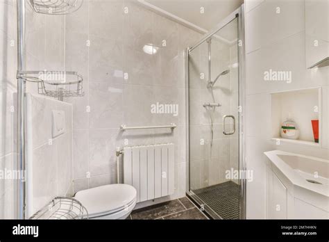 Une Salle De Bains Avec Toilettes Cabine De Douche Et Lavabo Dans La