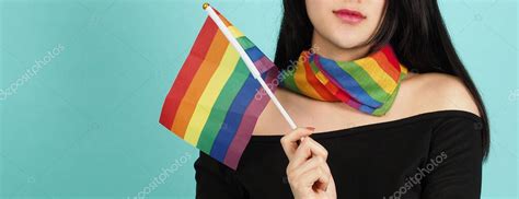 Mujer Lgbtq Con Bandera De Orgullo De Pie Sobre Un Fondo Verde Azul