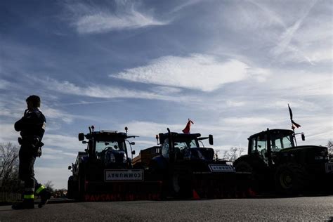 Los agricultores franceses preparan el cerco de París