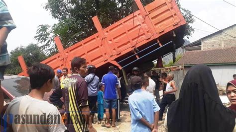 Truk Tronton Hilang Kendali Tabrak Mobil Dan Warung Pasundan Ekspres