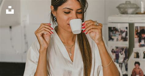 Femme En Chemise Blanche Tenant Une Tasse En Céramique Blanche Photo