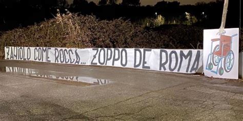 Derby Della Capitale Lo Striscione Dei Laziali Ai Cancelli Di Trigoria