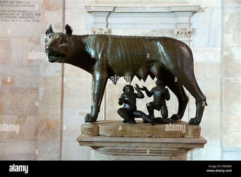 Lupa Capitolina Loba Con R Mulo Y Remo Bronce Siglo Xii Museos