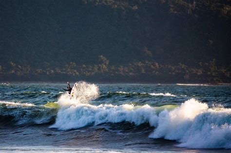 Surfistas Enfrentan Las Olas Salvajes De Una Costa En Nueva Zelanda