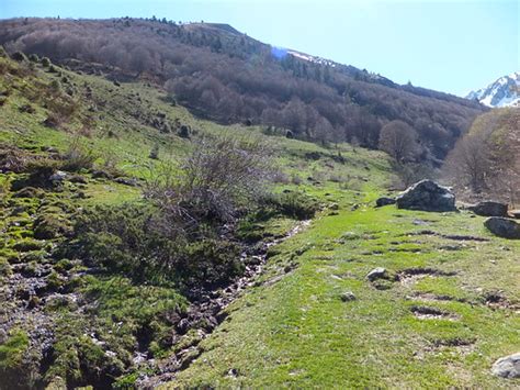 Refuge Du Larry M Tres D Altitude Sur La Commune D Urdos En