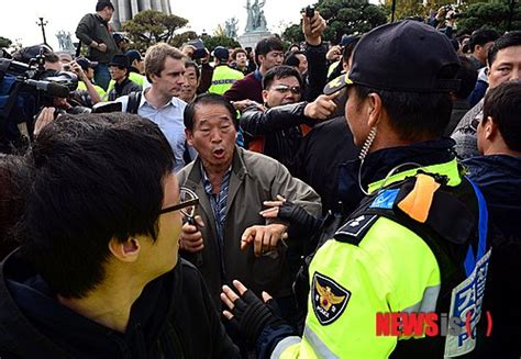 경찰에 가로막힌 대북전단보내기국민연합 회원들 네이트 뉴스