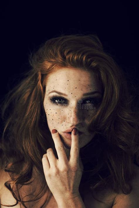 Belle Jeune Femme Avec Les Cheveux Et Les Taches De Rousseur Rouges