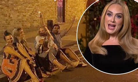 Adele Parties With Her Pals On London Curb In Unseen 2020 Snap Flipboard