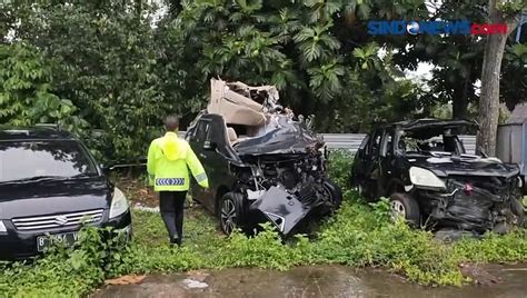 Diduga Mengantuk Minibus Tabrak Truk Di Jawa Tengah Video Dailymotion