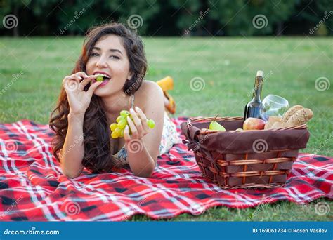 Mujer Sexy Morena En Frazada De Picnic En El Parque Foto De Archivo Imagen De Verde Alimento