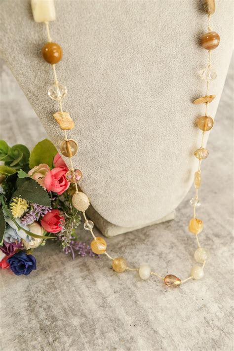 Colar Bordado Mix De Pedras Naturais E Cristais Nas Cores Nude Transparente E Branco