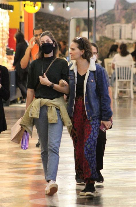 Duda Porto Namorada De Fernanda Souza Passeia No Shopping