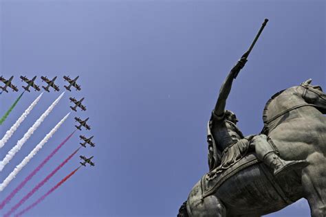 Le Frecce Tricolori Sorvolano Il Lungomare E Piazza Plebiscito