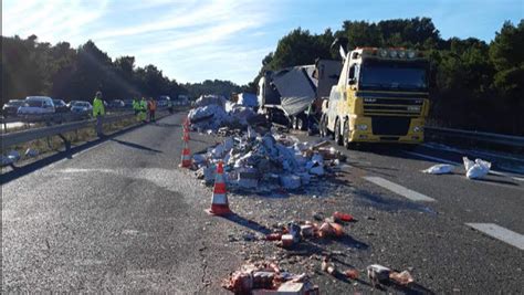 Un Poids Lourd Se Renverse Sur Lautoroute Entre Carcassonne Et