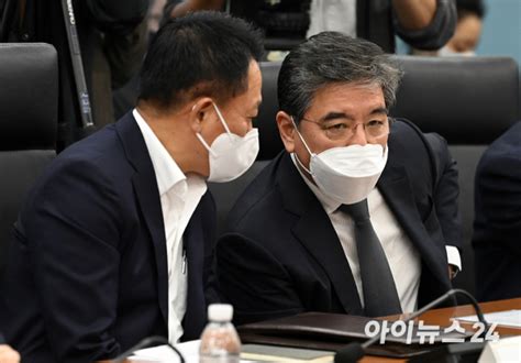 포토 대화 나누는 장재훈 현대차 사장 최윤호 삼성sdi 사장 네이트 뉴스