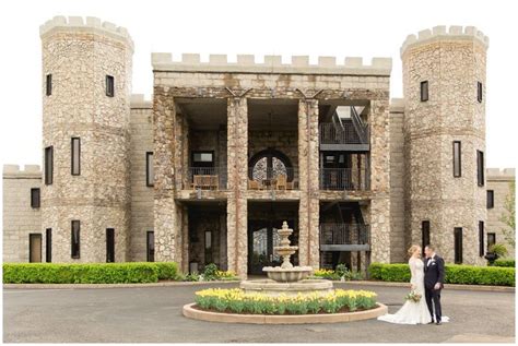 Spring Wedding At The Kentucky Castle And Limestone Hall In Lexington Ky