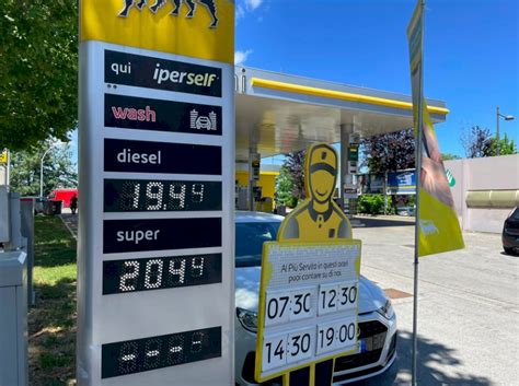 Il Prezzo Della Benzina Torna Sopra I 2 Euro Senza Il Taglio Delle