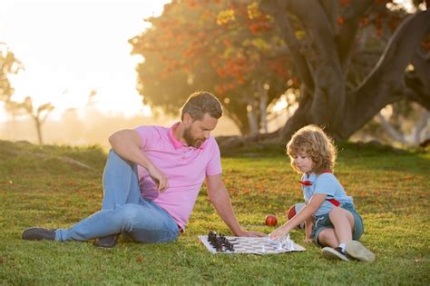 Padre Juega Al Ajedrez Con Su Hijo Pensando En El Ni O Mientras Juega