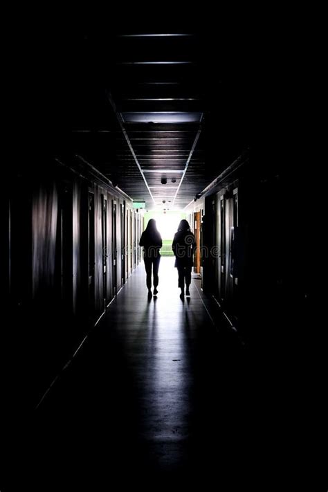 Dos Mujeres Caminando Solas En La Oscuridad Dos Mujeres En Un Largo Y