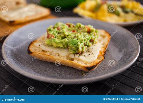 Rebanadas Tostadas De Pan Cuadrado Con Queso Tibio Y Guacamole Casero