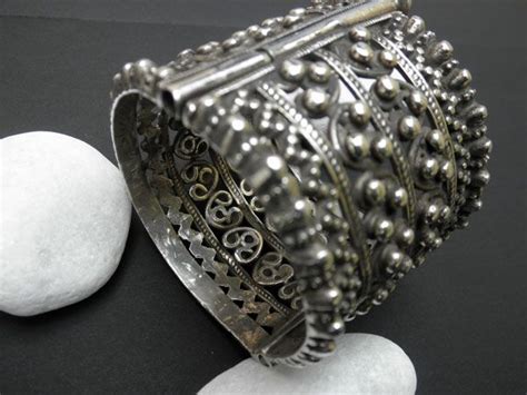 J'aime bien ce bracelet ethnique d'ouzbékisatan en argent. Et vous ...