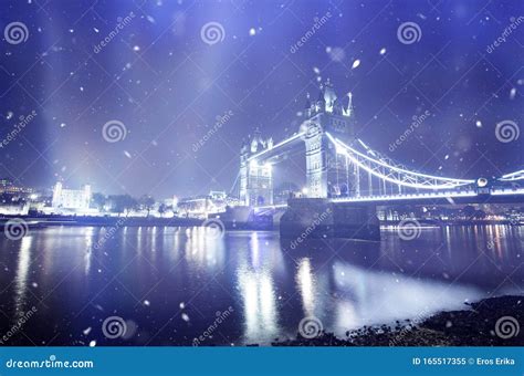 Famoso Tower Bridge En La Nieve Londres Inglaterra Imagen De Archivo