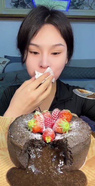 Asmr🍰eating Strawberry Chocolate Cream Cake🍰 Soft And Waxy Sound 크림 케ց 먹방 Mukbang Satisfaction