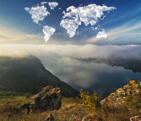 Nuages Sous Forme De Carte Du Monde Sur Le Canyon Fluvial Paysage