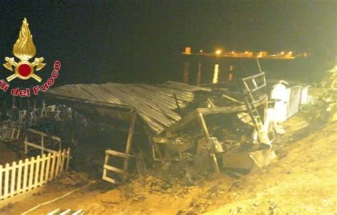 Lido Balneare In Fiamme A Isola Capo Rizzuto Nuovo Sud