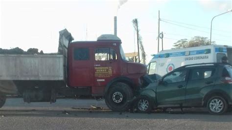 Violento Choque Frontal Entre Un Auto Y Un Camión En Solís Y Colón Diario Panorama