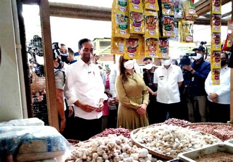 Presiden Jokowi Kunjungi Pasar Baledono Beli Ikan Asin Dan Bumbu Dapur