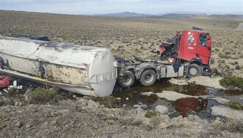 Chofer boliviano vuelca su camión cisterna y muere en accidente