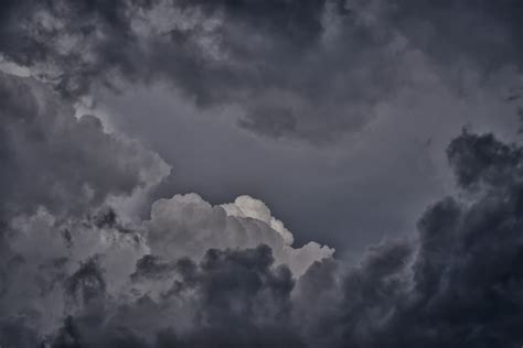 Nuvens escuras e sombrias de chuva no céu Foto Premium