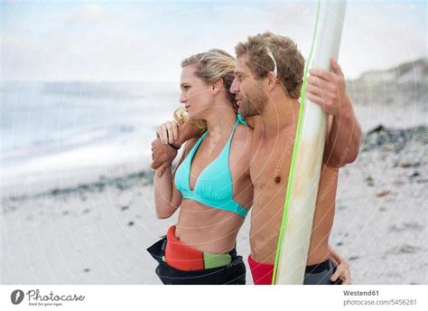 Paar Am Strand Mit Surfbrett Ein Lizenzfreies Stock Foto Von Photocase