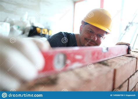 Homem De Sorriso No Capacete De Seguran A Foto De Stock Imagem De