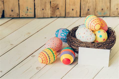 Bunt Ostern Eier Im Das Nest Und Papier Karte Auf Holz Tabelle