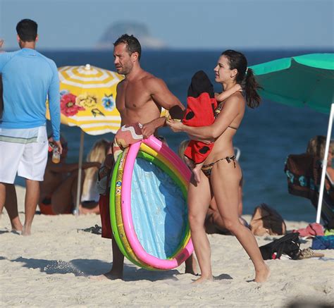 Momento Fam Lia Malvino Salvador E Kyra Gracie Curtem Praia A