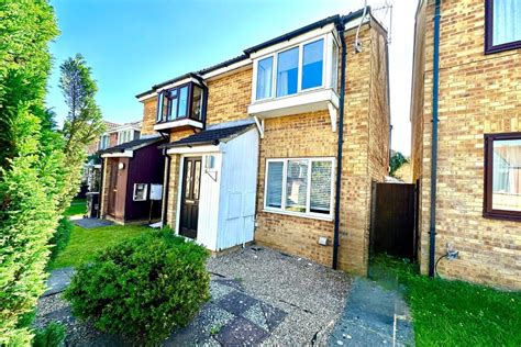 Coltsfoot Green Luton 2 Bed Semi Detached House For Sale £275 000