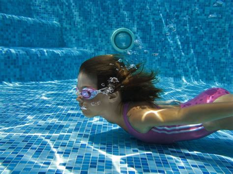 Enfant Nage Dans La Piscine Sous L Eau Photo Premium