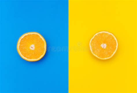 Dos Mitades De La Naranja En Una Tabla De Madera Imagen De Archivo