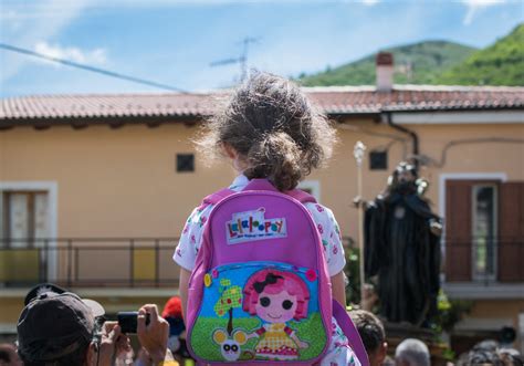 Il Preside Non Trova Il Suo Cellulare E Fa Perquisire Gli Zaini Dei Bambini