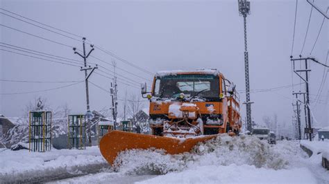 Snowfall Hits Traffic At Srinagar Airport All Flights Cancelled