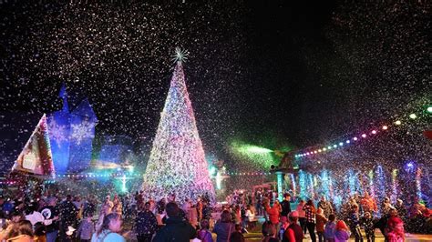 Smoky Mountain Christmas Returns To Dollywood With Million Shimmering