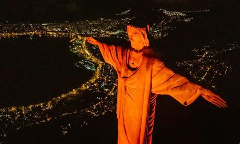 Cristo Redentor recebe iluminação especial pelos 16 Dias de Ativismo