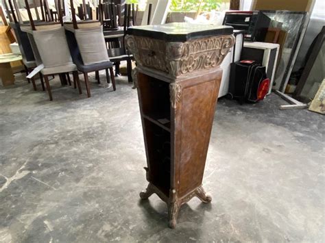 Wooden Pedestal With Wine Storage / Alas Kayu Dengan Penyimpanan Wain ...